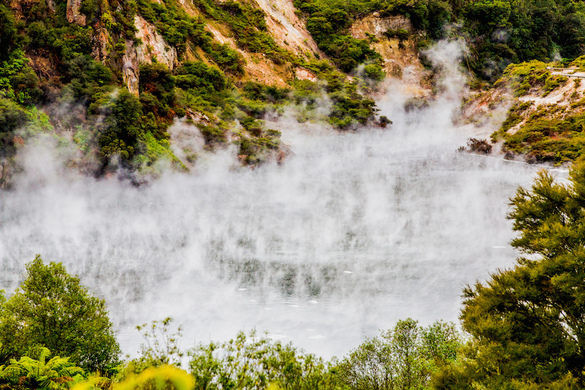 Theo các chuyên gia, người nào đứng gần hồ chảo chiên mà không mặc trang phục bảo hộ thì có thể dễ dàng mất mạng khi tiếp xúc với khí độc.