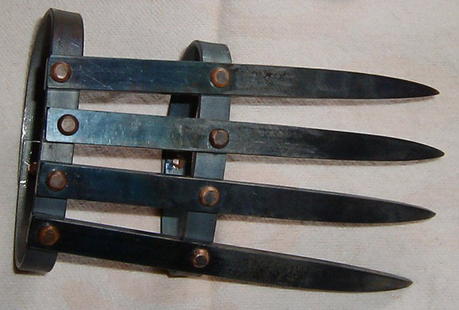 Ban đầu, Tekko kagi là một lưỡi liềm dùng để thu hoạch lúa. Về sau, người ta đã có những cải tiến biến nó thành một loại vũ khí nguy hiểm dành cho Ninja.