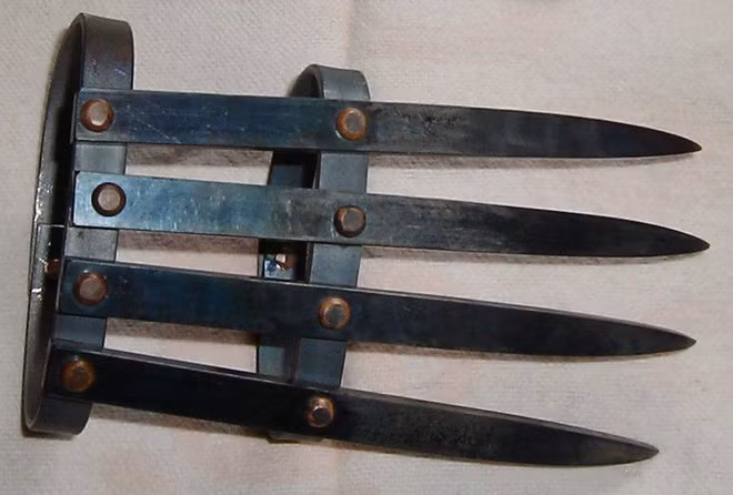 Ban đầu, Tekko kagi là một lưỡi liềm dùng để thu hoạch lúa. Về sau, người ta đã có những cải tiến biến nó thành một loại vũ khí nguy hiểm dành cho Ninja.