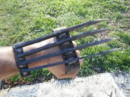 Không những vậy, Tekko kagi còn có khả năng đâm xuyên thủng áo giáp của đối phương.