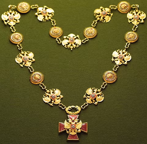 Huy hiệu tổng thống Nga cũng có biểu tượng đại bàng 2 đầu. Cụ thể, trung tâm của chiếc huy hiệu là một hình chữ thập đỏ có các cánh đều nhau được gắn hình đại bàng hai đầu bằng vàng - quốc huy của nước Nga.