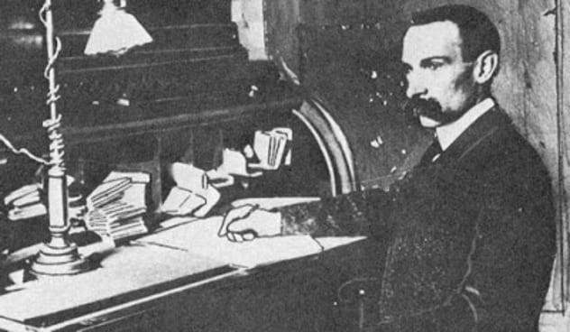 Ambrose Small - triệu phú người Canada ở Toronto, Ontario, Canada mất tích bí ẩn vào ngày 2/12/1919. Ông sở hữu hầu hết các rạp hát ở Canada. Lần cuối cùng người ta nhìn thấy ông là ở văn phòng trong Nhà hát lớn Grand Opera House.