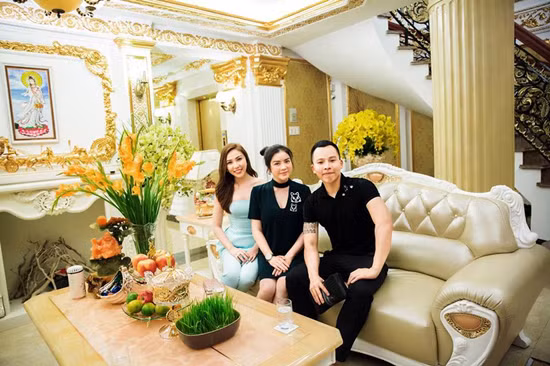 Không chỉ chọn màu trắng để sơn phủ bên ngoài, bên trong biệt thự, Lý Nhã Kỳ cũng chọn màu trắng cho trần nhà tạo cảm giác không gian cao, rộng. Điểm xuyết là những chi tiết được dát vàng, trang trí, chạm khắc tỉ mỉ, tinh xảo theo phong cách hoàng gia Châu Âu.