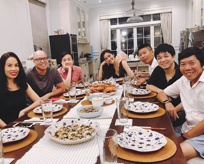 Tăng Thanh Hà kết hôn với doanh nhân Louis Nguyễn năm 2012. Sau khi kết hôn và sinh con trai đầu lòng, nữ diễn viên lẳng lặng rời khỏi showbiz. Cô ít khi xuất hiện trong các sự kiện giải trí, tập trung vào công việc kinh doanh của gia đình. Khán giả biết về thông tin Tăng Thanh Hà thông qua những chia sẻ trên trang cá nhân. Người đẹp cũng thường xuyên mời bạn bè thân thiết đến dinh thự triệu đô của mình để gặp gỡ.