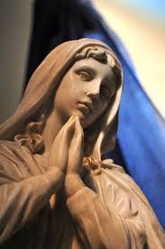 Vì vậy, mỗi lần xuất hiện bức tượng Đức mẹ đồng trinh "khóc" đều thu hút sự quan tâm của công chúng và giới chuyên gia với hy vọng con người sẽ sớm lý giải được sự việc kỳ bí trên. Mời độc giả xem video: Bức tượng bị sở của quý đến nhẵn bóng để cầu tự (nguồn: VTC14)