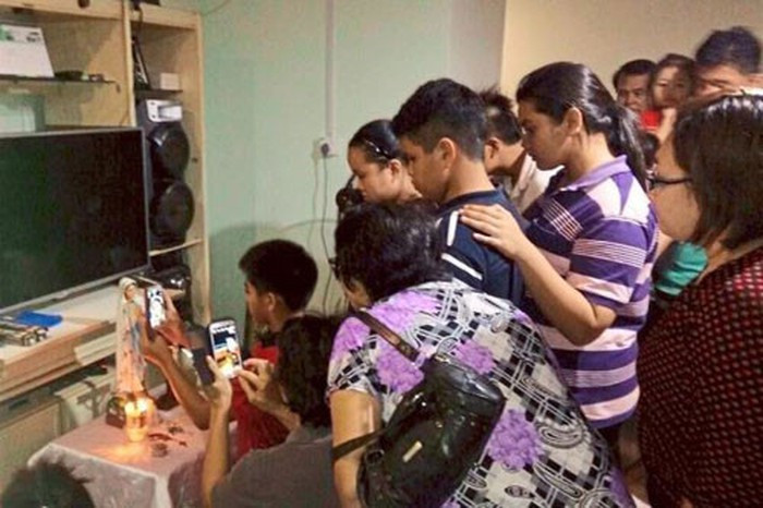 Trước đó, vào tháng 3/2015, Michael George, 52 tuổi, ở bang Sabah, Malaysia cho hay bức tượng Đức mẹ đồng trinh đặt tại ban thờ của gia đình đột nhiên "nhỏ lệ".