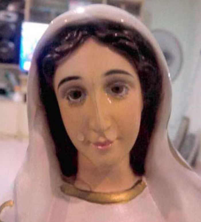 Trước hiện tượng tôn giáo bí ẩn này, nhiều người dân ở các vùng lân cận đã tới nhà thờ để xem bức tượng Đức mẹ đồng trinh "nhỏ lệ".