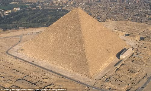 Các buồng bên trong Đại kim tự tháp Giza được xây bằng đá granit màu hồng.