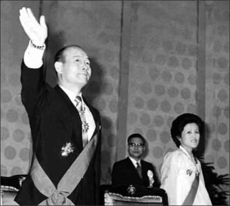 Vào ngày 9/10/1983, Tổng thống Hàn Quốc Chun Doo-Hwan bị ám sát khi ở Yangon, Myanmar. Vụ việc đã gây rúng động dư luận thế giới.