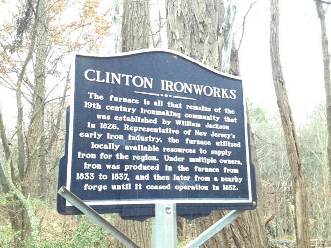 Thậm chí có người kể rằng đã nhìn thấy hình ảnh phản chiếu của cậu bé xuất hiện trên mặt nước.