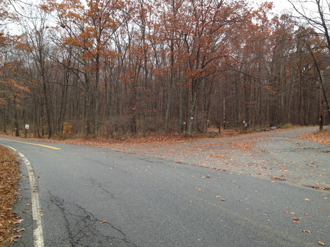 Khi bạn ném một đồng xu xuống hồ nước phía dưới cây cầu thì hồn ma cậu bé trên sẽ ném nó trở lại cho bạn.