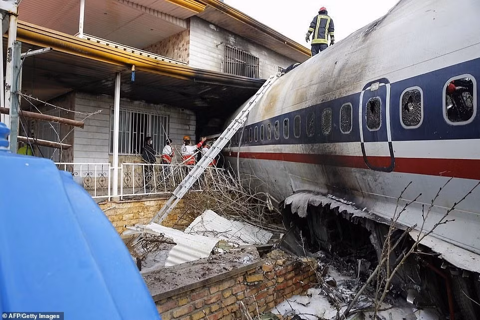 Theo báo chí địa phương, chiếc máy bay chở hàng hạng trung Boeing B707 mang theo 16 người từ Bishkek, Kyrgyzstan bị rơi sau khi phi công phát hiện hạ cánh nhầm sân bay quốc tế Payam, tỉnh Alborz, gần thủ đô Tehran của Iran. Ảnh: Getty