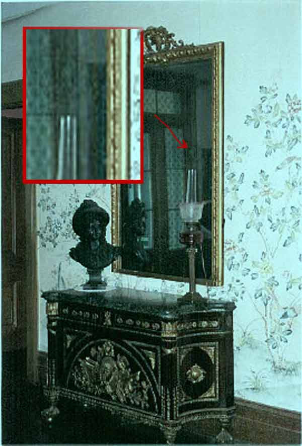 Một số người nói rằng, nếu du khách chụp ảnh chiếc gương "ma ám" trên thì sẽ nhìn thấy dấu tay, thậm chí là gương mặt của ba linh hồn. Mời quý độc giả xem video: Bí ẩn "ma" theo người lên taxi (nguồn: VTC14)