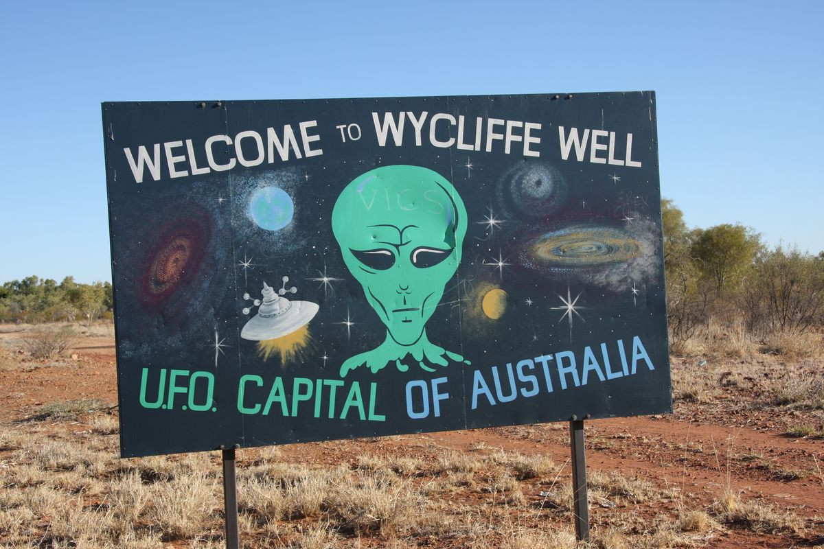 Wycliffe Well ở Australia là một "điểm nóng" về UFO khi có hàng trăm báo cáo về việc nhìn thấy đĩa bay tại nơi này trong suốt vài thập kỷ qua.