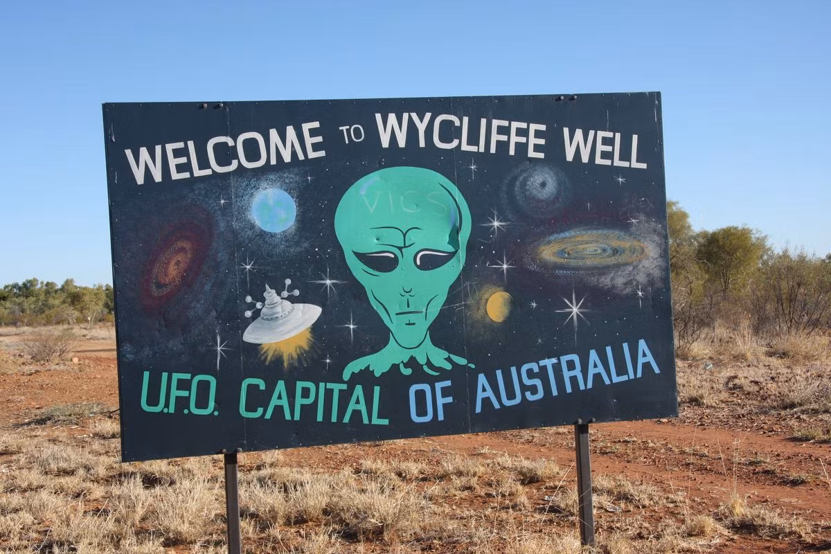 Wycliffe Well ở Australia là một "điểm nóng" về UFO khi có hàng trăm báo cáo về việc nhìn thấy đĩa bay tại nơi này trong suốt vài thập kỷ qua.