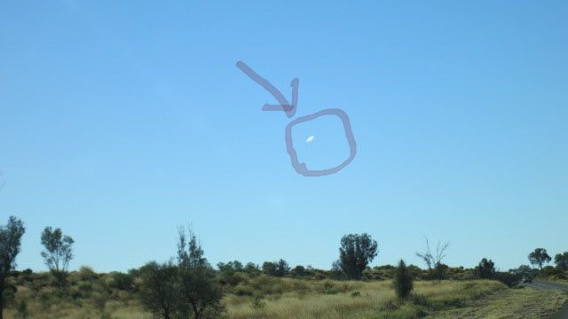 Rất nhiều nhân chứng tuyên bố đã nhìn thấy những ánh sáng bí ẩn hay vật thể lạ xuất hiện trên bầu trời Wycliffe Well.