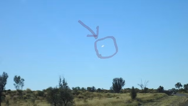 Rất nhiều nhân chứng tuyên bố đã nhìn thấy những ánh sáng bí ẩn hay vật thể lạ xuất hiện trên bầu trời Wycliffe Well.