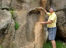 Bên cạnh hài cốt, các chuyên gia còn tìm được một số dấu chân của người ở nhiều nơi trên thế giới.