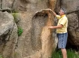 Bên cạnh hài cốt, các chuyên gia còn tìm được một số dấu chân của người ở nhiều nơi trên thế giới.