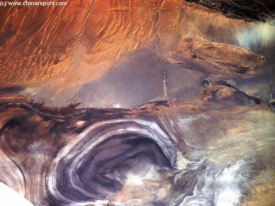 Hồ Lop Nur hay còn gọi La Bố Bạc là một nhóm các hồ muối nhỏ. Hồ nước nguy hiểm này nằm giữa sa mạc Taklamakan và sa mạc Kuruktag phía đông khu tự trị Duy Ngô Nhĩ, Tân Cương.