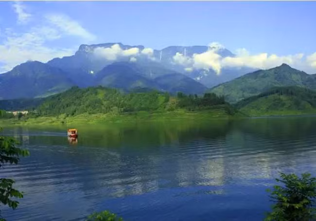 Hồ Mê Hồn trên núi Ngõa Ốc là một trong những " cấm địa chết chóc" nằm ở Tứ Xuyên, Trung Quốc. Sở dĩ người ta coi nơi đây là "cấm địa" bởi xảy ra những hiện tượng bí ẩn.