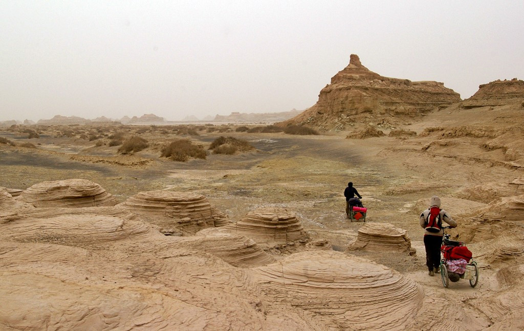 Thêm nữa, nhà sinh học nổi tiếng Bành Gia Mộ mất tích bí ẩn khi đi qua hồ Lop Nur khiến nơi đây càng trở nên bí ẩn hơn. Cho đến nay, vụ mất tích này vẫn chưa được giải mã.