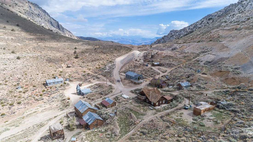 Vào thời điểm đỉnh cao của khai thác bạc - những năm 1870, hàng ngàn người sinh sống và làm việc trong các khu mỏ ở Cerro Gordo.