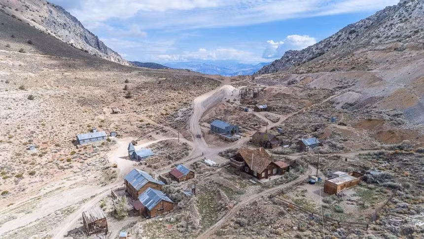 Vào thời điểm đỉnh cao của khai thác bạc - những năm 1870, hàng ngàn người sinh sống và làm việc trong các khu mỏ ở Cerro Gordo.