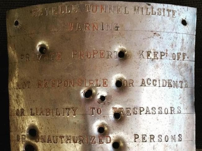 Trong số này có nhiều vụ án mạng xảy ra liên quan đến súng. Ngày nay, người ta vẫn còn nhìn thấy những vết đạn thủng tại hiện trường vụ án mạng năm xưa.