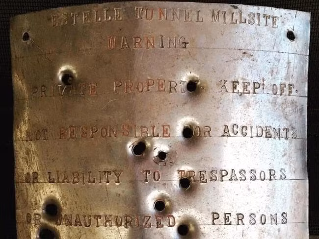 Trong số này có nhiều vụ án mạng xảy ra liên quan đến súng. Ngày nay, người ta vẫn còn nhìn thấy những vết đạn thủng tại hiện trường vụ án mạng năm xưa.