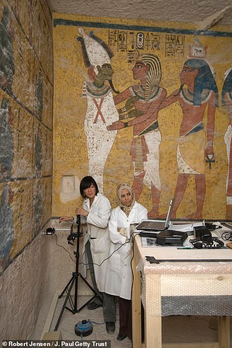 Sau nhiều năm mở lăng mộ đón khách du lịch, nhiều bức tranh tường bị nấm mốc và hư hại.