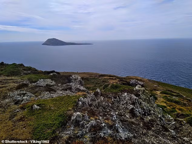 Trên thực tế, các nhà khảo cổ từng thực hiện cuộc khai quật trên đảo Bardsey vào những năm 1990. Khi ấy, họ đã phát hiện 25 ngôi mộ thời Trung cổ. Một trong những thi thể được tìm thấy có đồng xu trong miệng. Đồng xu đó có niên đại vào thế kỷ 10.