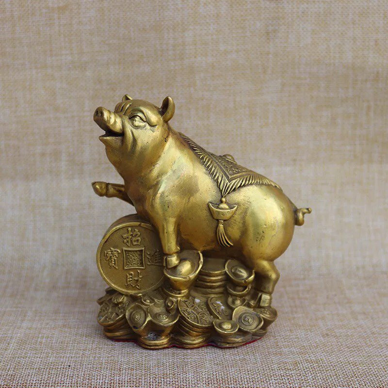 Nhiều gia đình người Việt Nam bày trí tượng Heo vàng trong nhà để chiêu tài cũng như giúp sự nghiệp phát triển và làm ăn phát đạt.