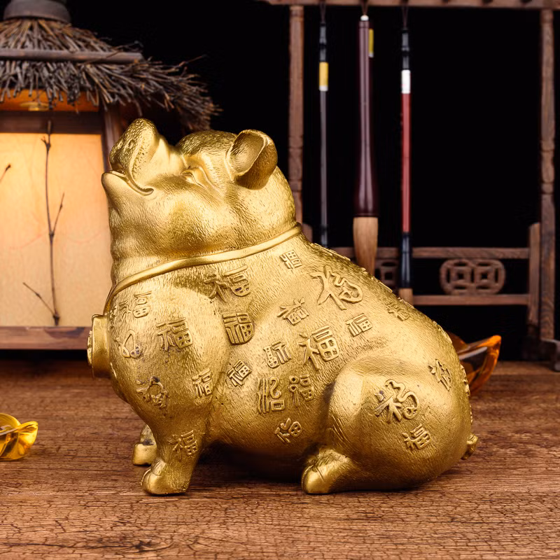 Trong trường hợp cửa chính nằm ở hướng tài vị âm, gia chủ có thể đặt lợn chiêu tài ở cửa với phần đầu lợn phải vào trong.