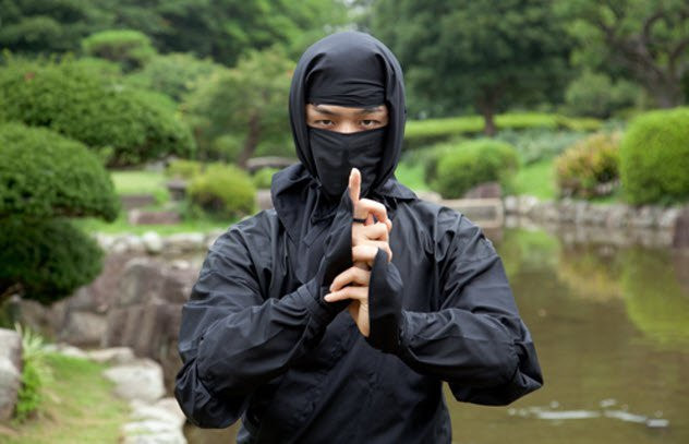 Ví dụ như Ninja có thể di chuyển trên nước giống như trong phim ảnh. Tuy nhiên, để làm được điều đó, Ninja cần tới sự hỗ trợ của những công cụ hỗ trợ như phao.