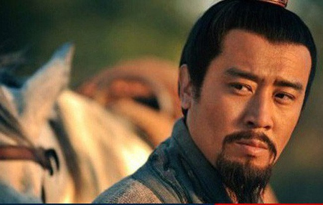 Quản Lộ từng xem bói cho Tào Tháo và đưa ra tiên đoán sẽ xảy ra hỏa hoạn ở Hứa Đô và sẽ mất một viên tướng ở núi Định Quân. Về sau, những tiên đoán trên của Quản Lộ đều ứng nghiệm một cách khó tin.