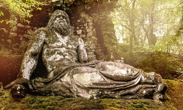 Theo một số tài liệu, "khu vườn quái vật" Sacro Bosco được Pier Francesco Orsini, công tước xứ Bomarzo, cho người xây dựng dựa theo ký ức về người vợ xấu số.