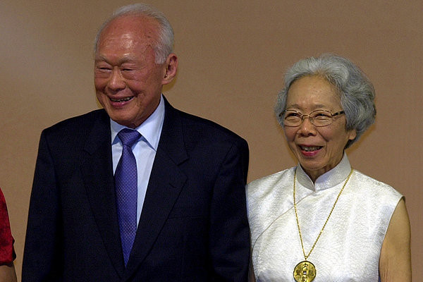 Song song với phát triển kinh tế, Thủ tướng Lý Quang Diệu thành lập các lực lượng quân sự Singapore (SAF). Ông cũng đưa ra bộ luật yêu cầu mọi công dân Singapore đủ 18 tuổi tham gia nghĩa vụ quân sự, lực lượng vũ trang Singapore, cảnh sát hoặc dân phòng.