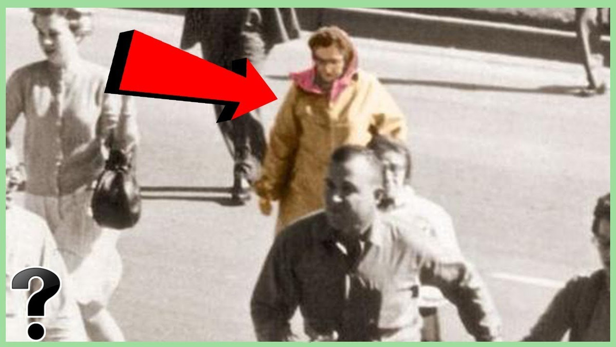 Về sau, khi rời khỏi đường phố Elm, cảnh sát và FBI đã yêu cầu "quý cô Babuska" đưa lại đoạn phim mà bà ghi lại được nhưng người phụ nữ bí ẩn này từ chối.