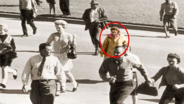 Trong quá trình điều tra, Cục Điều tra Liên bang Mỹ (FBI) đã phát hiện một người phụ nữ bí ẩn. Người phụ nữ này xuất hiện trong nhiều bức ảnh chụp tại thời điểm vụ ám sát xảy ra.