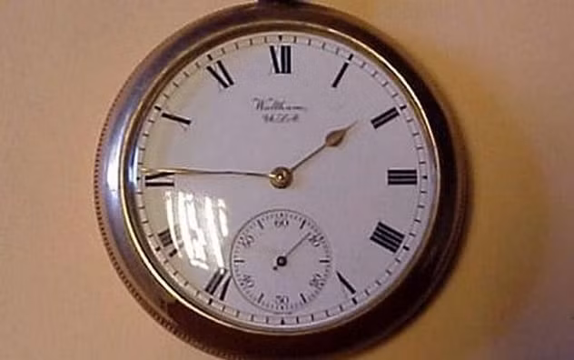 Biết chuyện, Lizzie không lên xuồng cứu sinh và cùng chồng Chapman chết chìm cùng con tàu xấu số. Chiếc đồng hồ bỏ túi của ông Chapman dừng đúng lúc con tàu Titanic chìm xuống Đại Tây Dương - 1h45 sáng ngày 15/4/1912.