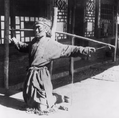 Cụ thể, phạm nhân sẽ bị trói chặt vào cột ở địa điểm hành hình công khai. Khi ấy, đao phủ sẽ lần lượt xẻo một miếng thịt trên cơ thể phạm nhân mỗi khi có một tiếng trống.