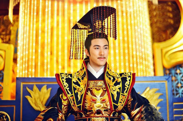 Kể từ đây, Vi Hậu ngày càng lộng quyền, ăn chơi sa đọa, thậm chí là "cắm sừng" Lý Hiển khi tư thông với 3 người trong cung.