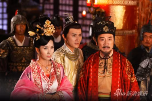 Trong suốt 15 năm tại chốn lưu đày, bên cạn Lý Hiển luôn có người vợ chăm sóc, an ủi và động viên. Người này chính là Vi Hậu.