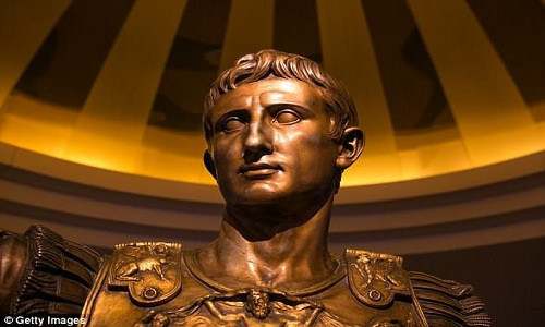 Không chỉ bị động kinh, các chuyên gia còn nhận định Julius Caesar còn bị đau nửa đầu và thậm chí sốt rét. Những căn bệnh này đã khiến sức khỏe của Julius Caesar trở nên xấu đi. Video: Tái hiện trận chiến lịch sử của Napoleon (nguồn: VTC14)