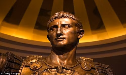 Không chỉ bị động kinh, các chuyên gia còn nhận định Julius Caesar còn bị đau nửa đầu và thậm chí sốt rét. Những căn bệnh này đã khiến sức khỏe của Julius Caesar trở nên xấu đi. Video: Tái hiện trận chiến lịch sử của Napoleon (nguồn: VTC14)