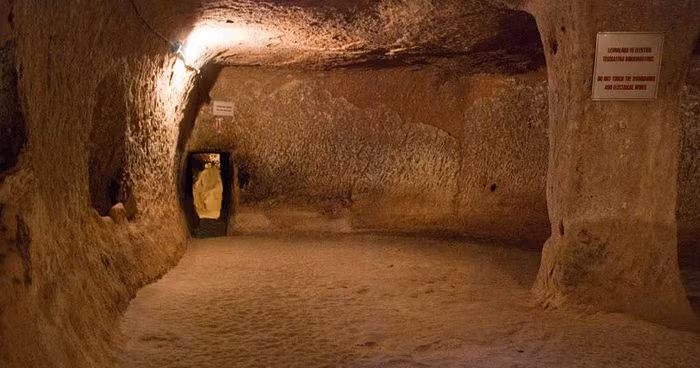 Liên quan đến sự việc kỳ bí xảy ra tại hầm mộ Jihlava, một giả thuyết nhận được sự quan tâm lớn của công chúng. Cụ thể, người ta cho rằng hầm mộ này có từ khi người Đức tới đây để khai thác các mỏ bạc.