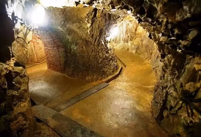 Trong quá trình xây dựng hầm mộ, không ít người dân bỏ mạng khi bởi các sự cố sập hầm. Không có con số chính xác về số người chết tại nơi này. Chính vì vậy, người ta tin rằng, hồn ma một số người bỏ mạng tại hầm mộ không siêu thoát và ẩn náu tại nơi đây.