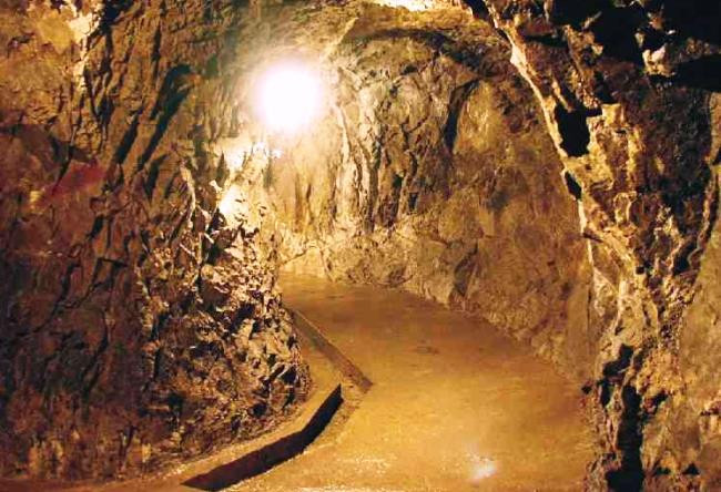 Mạng lưới hành lang ngầm ở hầm mộ có diện tích hơn 5 ha, dài 25 km và sâu 12m so với mặt đất. Ba tầng đầu tiên của hầm mộ dùng để lưu trữ nước và thức ăn.