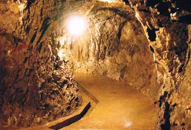 Mạng lưới hành lang ngầm ở hầm mộ có diện tích hơn 5 ha, dài 25 km và sâu 12m so với mặt đất. Ba tầng đầu tiên của hầm mộ dùng để lưu trữ nước và thức ăn.